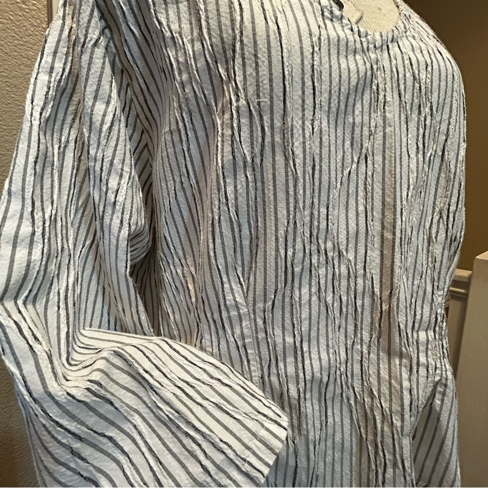 Cut Loose Black & White Striped Textured V-Neck Blouse